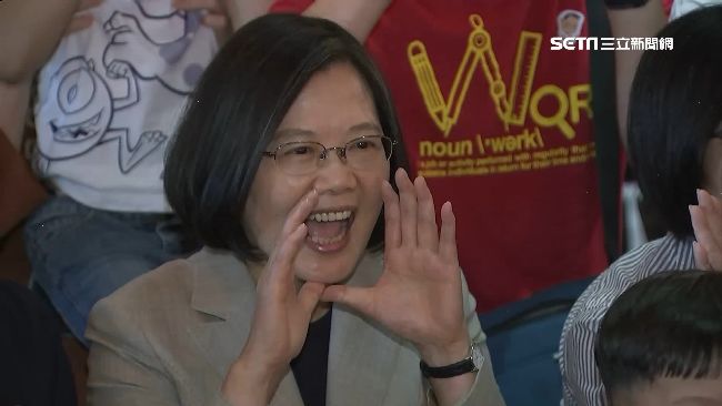 陪小朋友看動畫　小英甜喊「我愛你」