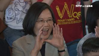 陪小朋友看動畫　小英甜喊「我愛你」