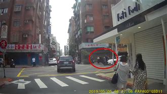 重機閃休旅車逆撞海神　網：一直重播