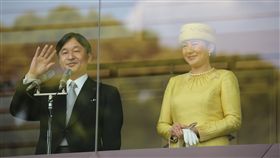 新日皇德仁首度接受民眾朝賀　致詞祈祝世界和平新日皇德仁5月1日即位後，4日首度接受民眾前來皇宮朝賀。他致詞時說，祈求人民健康幸福，也祈願世界和平。照片為日皇德仁與皇后雅子。中央社記者楊明珠東京攝　108年5月4日