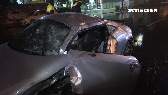 返家差1公里　駕駛疑失控自撞分隔島