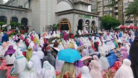 開齋節會禮　穆斯林齊聚台北清真寺近一個月的伊斯蘭教齋戒月結束，許多穆斯林15日不畏雨勢，齊聚台北清真寺參加開齋節會禮，慶祝開齋並虔誠禮拜。（台北市觀光傳播局提供）中央社記者陳妍君傳真　107年6月15日