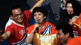 郭台銘後鴻海董事長  傳財務重臣黃秋蓮接班鴻海集團董事長郭台銘參選總統轉換跑道，傳出鴻海財務重臣黃秋蓮（中）將接班出任鴻海董事長。中央社記者鍾榮峰攝  108年5月6日