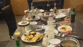 奧客吃到飽拿一堆布丁玩。（圖／翻攝自爆怨公社）