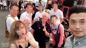 周姓警員（黑衣者）家暴前女友，還舔了她女兒的臉頰（翻攝臉書）