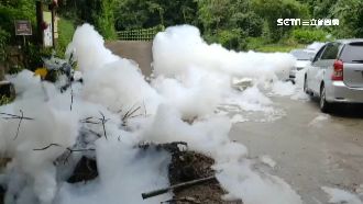 工廠消防液體外漏　飛到路上影響人車