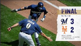 葉立奇（上）與三壘跑壘指導員擊掌慶祝。（圖／翻攝自釀酒人推特）