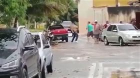 巴西37歲的喜劇演員里卡多（Ricardo Sena Macedo Soares）街頭遭打死（圖／翻攝自OP9 Portal YouTube）