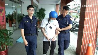 通緝犯欲掏槍火拼　悍警用關節技逮人