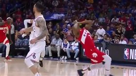 NBA／自打臉假摔！羅利糗被抓包
NBA,季後賽,多倫多暴龍,Kyle Lowry多倫多,假摔
翻攝畫面