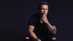 澳洲知名的DJ亞當尼特（Adam Neat）在亞洲也享有高知名度，為了拯救墜樓的好友而撞破玻璃，身受重傷、大量出血後不治身亡，享年42歲。