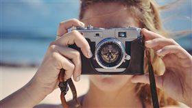 她出國遭放生、揩油…她怒封鎖斷閨密情嘆：看清真面目。(圖/翻攝自Pixabay)