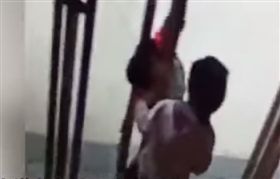 孩童的安全真的要多加注意！中國湖南邵陽大祥區近日就發生一起悲劇，一名男童因為貪玩，把頭伸進玻璃門的夾縫中，但是因為夾縫太小，男童的頭伸不回來，等到被人發現救出時，男童已經當場失去呼吸心跳，回天乏術。（圖／翻攝自北京時間）