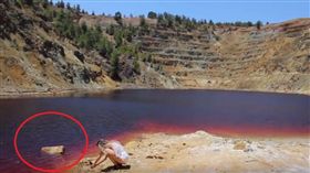 美國紐約一名旅行YouTuber莎拉（Sarah Funk），經常到世界各地拍攝影片。前年她到中東著名的「米賽羅紅湖」拍影片時，意外錄到一個行李箱漂在湖邊。沒想到近日當地卻爆出連環殺人案，當地警方推測，該行李箱可能裝一具女性的屍體。（圖／YouTube《Herşey Detay》）