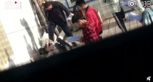 隨著全球各地少子化越來越嚴重,小孩在每個父母心中都是最柔軟的一塊,不過近日卻有老師在全班面前爆打學生,還拿塑膠棒狂抽猛打,影片上傳到網路上後立刻引發不少批評,不過事後老師面對媒體時,卻表示這一切都不是他自願「是家長要求我這樣做的!」 微博
