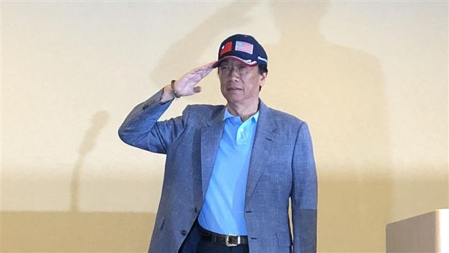郭董幫記者綁鞋帶　這張圖讓他現原形