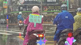 「環島」是不少人心中必做的清單之一，但有一名女子騎機車環島時，在背上貼了「我路癡，我環島」6個字，讓人看得都替她捏把冷汗。照片曝光後，掀起網友熱議，紛紛笑虧：「路癡還環島，搞不好連台北都繞不出去！」（圖／●【爆廢公社】●）