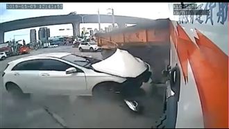 影／賓士自撞路旁砂石車　網友看傻