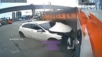 自撞引擎噴！駕駛靠「潰縮裝置」保命