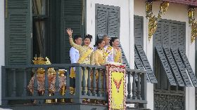 泰國王室成員向民眾揮手致意