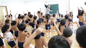 日本「裸體幼稚園」…宣稱回歸大自然　不分男女脫光上課！（圖／翻攝自第二ひかり幼稚園官網）