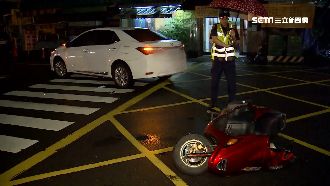 騎士撞車卡車底　女駕駛蹲路邊嚇哭
