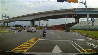 左轉車擊落雙載騎士　零件噴飛2樓高