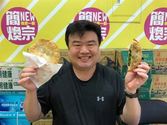 簡煥宗力拼連任議員，近日頻頻站路口揮手增加「好感度」，這回逆風發言是救火還是澆油？看網友反應最清楚。（圖／翻攝自簡煥宗臉書）