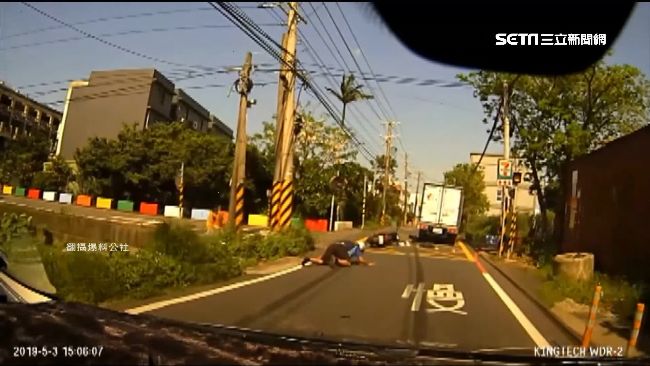 慢速過路口遭擊落　騎士人車撞飛骨折