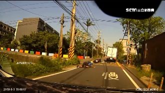 慢速過路口遭擊落　騎士人車撞飛骨折