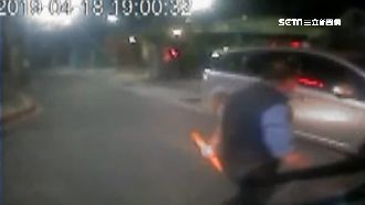 公車迴轉遭擋　司機持西瓜刀嗆聲