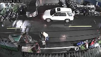 隨意移動他人機車！住戶氣炸錄影蒐證