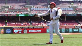 迪崔克假扮驅蜂人在場上消毒。（圖／翻攝自紅人推特）