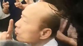 韓國瑜收下神祕小物（圖／翻攝臉書專頁「臺灣の製藥
」）