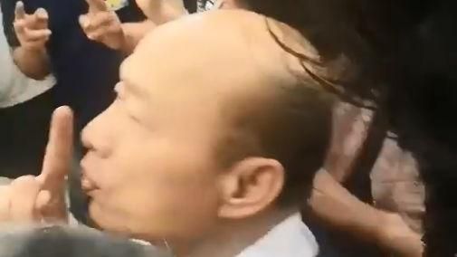 神秘小物？韓國瑜收下還比「噓」！