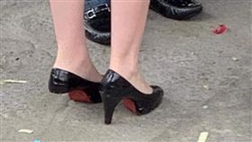 開工動土遇高跟鞋斷裂 禮儀小姐「不動聲色」超敬業(圖/翻攝自爆料公社)