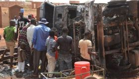 西非尼日一輛油罐車爆炸,造成至少58死37傷（圖／翻攝自推特）