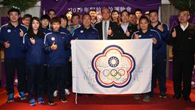 ▲中華代表團致贈簽名旗予教育部林騰蛟常務次長(前右4)。（圖／體育署提供）