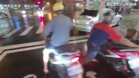 
糊塗駕駛打錯檔「倒車暴衝」　騎車阿伯逃過驚險瞬間！