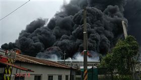 台中后里廢棄輪胎倉庫火警台中市后里區安眉路一處廢棄輪胎倉庫7日傳出火警，大量濃煙直竄天際，消防局獲報後隨即出動人車到場灌救。（翻攝畫面）中央社記者趙麗妍傳真　108年5月7日