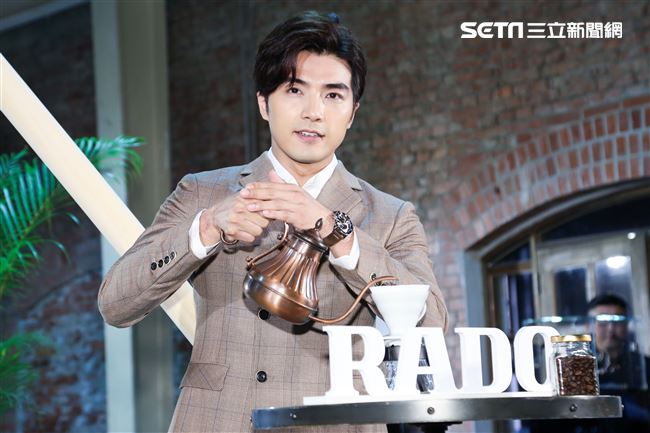 賀軍翔出席手錶新品發表活動並分享先前主演《賴貓的獅子倒影》的拍攝心得。（記者林士傑/攝影）