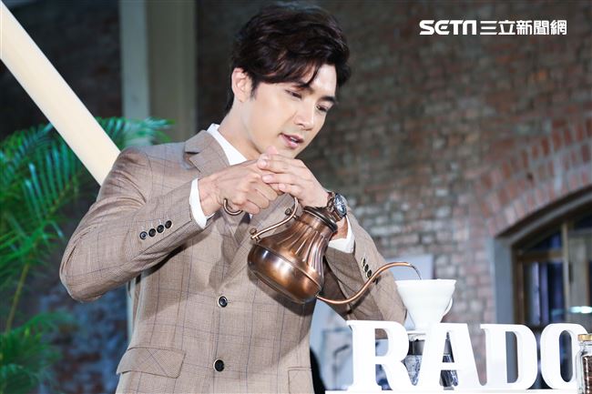 賀軍翔出席手錶新品發表活動並分享先前主演《賴貓的獅子倒影》的拍攝心得。（記者林士傑/攝影）