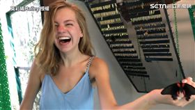 外國正妹曝星國必玩景點　手遭「蝴蝶撒尿」網嘆：神奇
