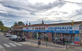 法國西南部城市土魯斯（Toulouse）郊區勃拉納（Blagnac）書報攤遭武裝男子搶劫（圖／翻攝自推特）