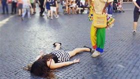 正妹拍斷氣照抗議自拍風潮。(圖/翻攝自IG)