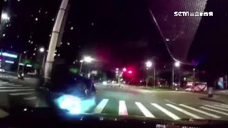 驚悚瞬間曝光！BMW自撞車頭全凹爛