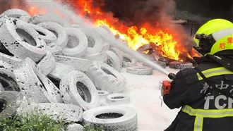 輪胎大火空汙慘　盧秀燕：8校不停課