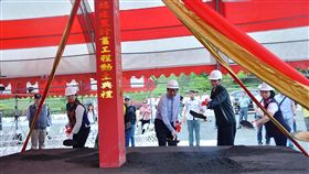 屏北交通路網啟動 23條路線未來直達高鐵屏東縣政府7日舉辦水門客運轉運站動土典禮，縣長潘孟安（前右3）出席執鏟，整體工程預計109年6月完工啟用。（屏東縣政府提供）中央社記者郭芷瑄傳真　108年5月7日