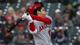 ▲大谷翔平傷後復出擔任指定打擊，揮棒猛甩掉打擊頭盔。（圖／美聯社／達志影像）