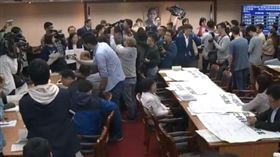 ▲立法院內政委員會8日審查公民投票法修正草案，藍委霸佔主席台（圖／記者陳冠穎攝）